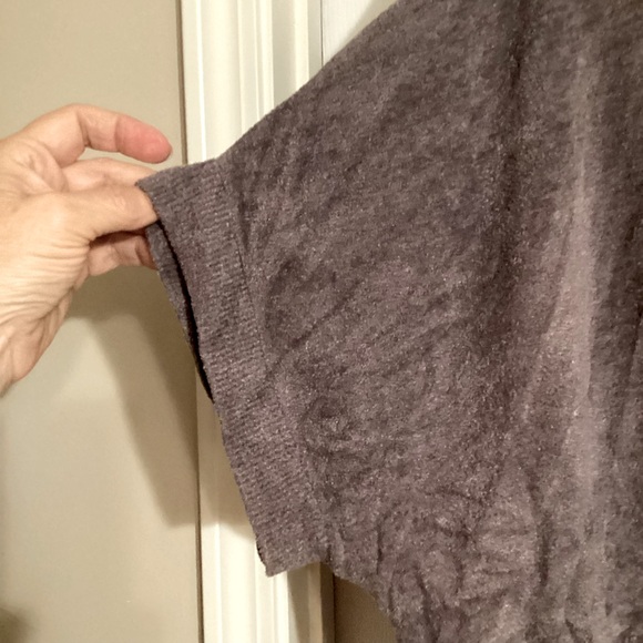 Barefoot Dreams Cozychic ultra light short sleeve zip up hoodie
Size L/XL. NWT - Picture 10 of 11